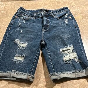 Size medium Judy blue distressed Bermuda shorts, worn once